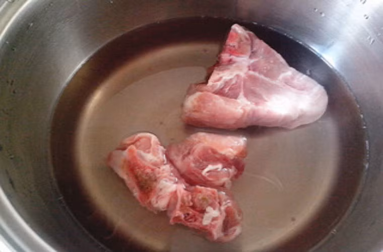 Xương rửa sạch, cho vào nước sôi trần qua cho sạch tiết và mùi hôi.
