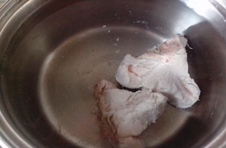 Cho xương vào nồi, đổ thêm 2l nước lạnh cho thêm chút muối đun sôi.