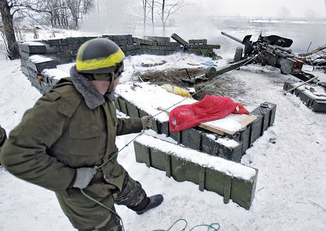 Binh sĩ Ukraine khai pháo về hướng sân bay Donetsk vào ngày 2/11.