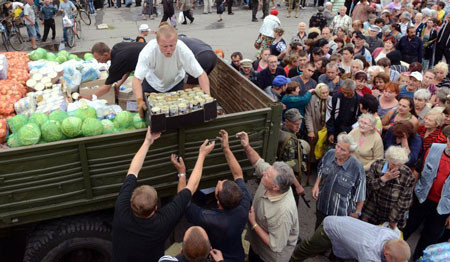 Người dân miền đông Ukraine xếp hàng chờ lấy thực phẩm. Ảnh minh họa.
