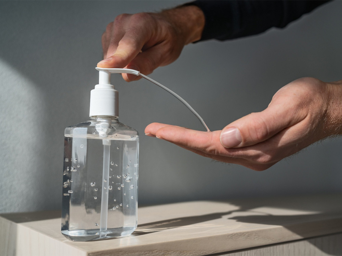  5. Sử dụng tiết kiệm nước rửa tay: Việc lạm dụng nước rửa tay có thể làm khô da nhanh chóng. Với tình hình dịch bệnh diễn ra phức tạp như hiện tại, mọi người nên tự đảm bảo sức khỏe bằng các sản phẩm có thành phần từ thiên nhiên, chứa ít cồn. Ảnh: Cdc.