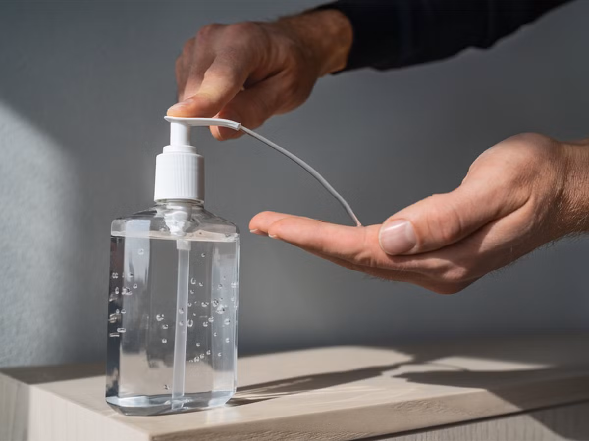  5. Sử dụng tiết kiệm nước rửa tay: Việc lạm dụng nước rửa tay có thể làm khô da nhanh chóng. Với tình hình dịch bệnh diễn ra phức tạp như hiện tại, mọi người nên tự đảm bảo sức khỏe bằng các sản phẩm có thành phần từ thiên nhiên, chứa ít cồn. Ảnh: Cdc.