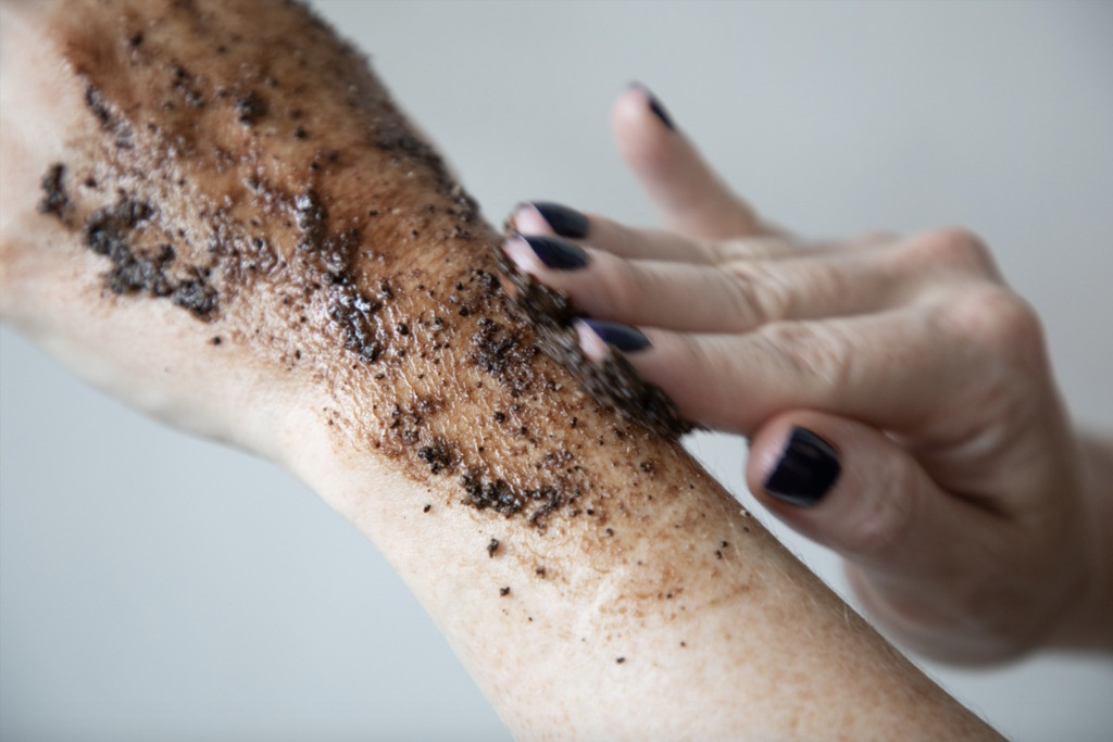  4. Tẩy tế bào chết: Tiến sĩ Fusco - bác sĩ và trợ lý giáo sư lâm sàng tại khoa da liễu - cho biết: "Hầu hết mọi người không nghĩ rằng tẩy tế bào chết là cần thiết cho bàn tay. Tuy nhiên, bước chăm sóc da này cho phép kem dưỡng ẩm thẩm thấu tốt hơn". Bạn có thể tự tạo ra sản phẩm này bằng cách trộn dầu dừa và đường với nhau, sau đó xoa lên tay theo chuyển động tròn. Ảnh: Beauty heroes.