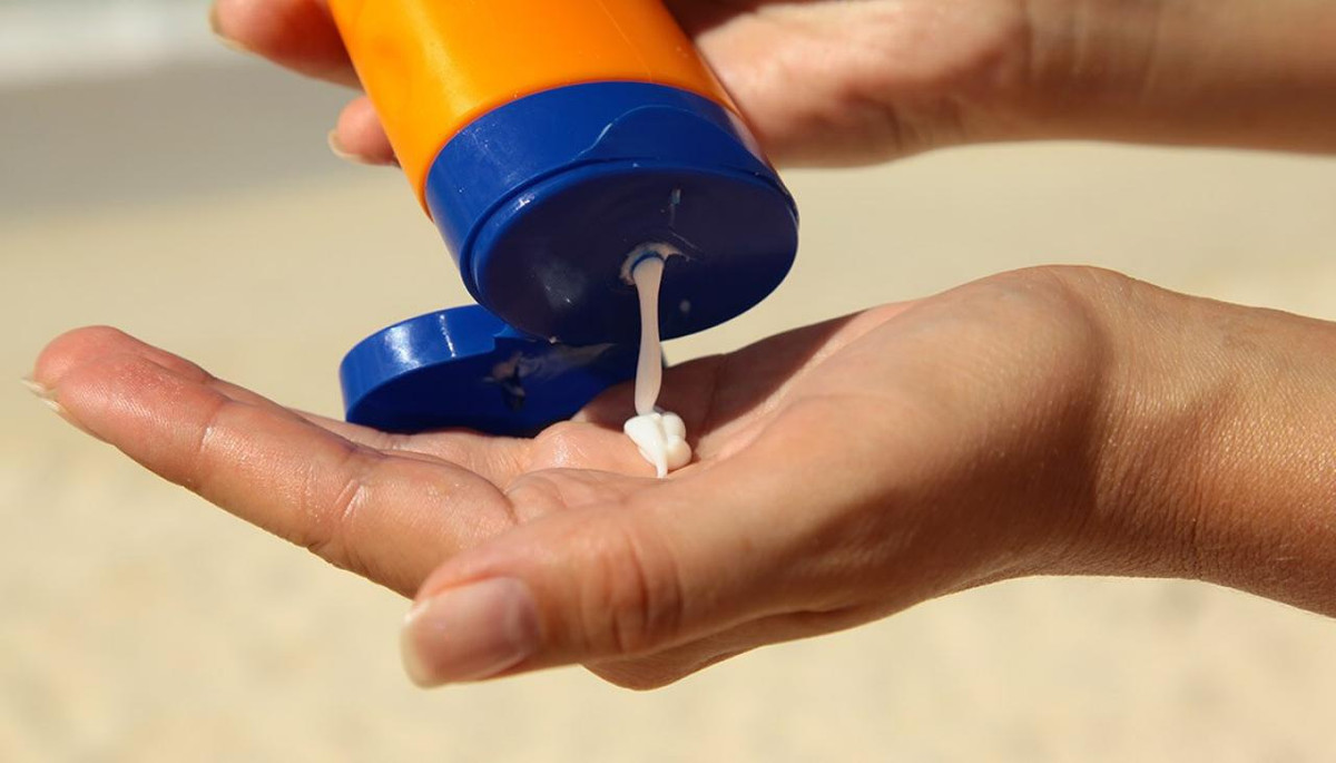  2. Sử dụng kem chống nắng: Bảo vệ da tay khỏi tia cực tím từ mặt trời bằng kem chống nắng dưỡng ẩm là điều quan trọng cần thực hiện trong mùa đông. Hơn nữa, một nghiên cứu được công bố trên tạp chí Cosmetics cho thấy thoa sản phẩm chống nắng là cách hiệu quả để ngăn ngừa ung thư da và các tổn thương từ môi trường. Ảnh: The breeze.