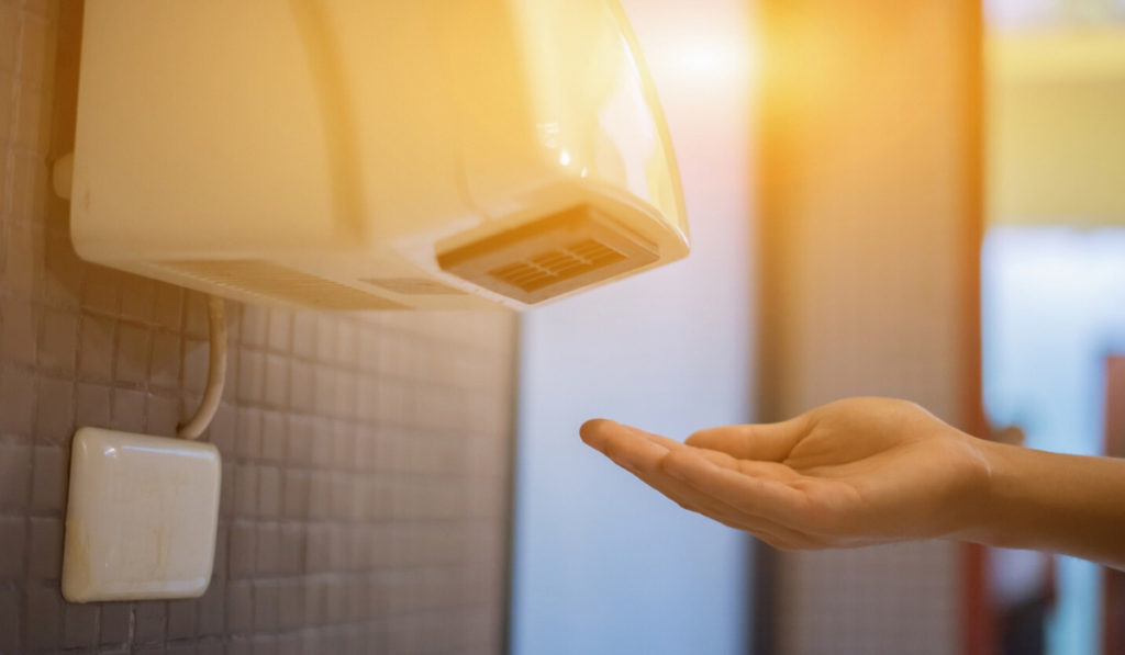  7. Tránh máy sấy: Trang The Healthy khuyên bạn nên sử dụng khăn tay hoặc giấy lau sau khi rửa tay. Nếu không có các món đồ trên và bắt buộc phải sử dụng máy sấy, mọi người phải dưỡng ẩm cho da ngay lập tức để tránh tình trạng khô. Ảnh: Hand dryers.