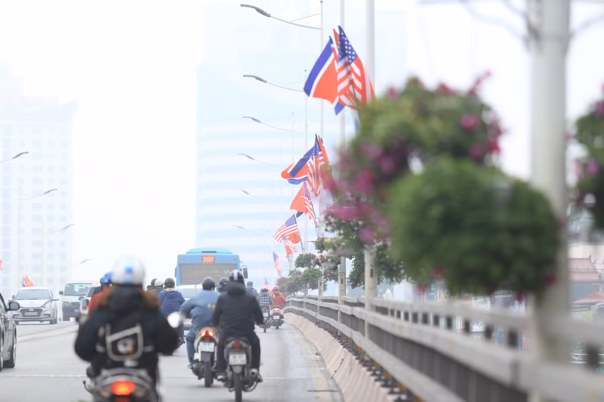 Quốc kỳ Mỹ và CHDCDN Triều Tiên được treo trên nhiều tuyến phố, cầu vượt giao thông.