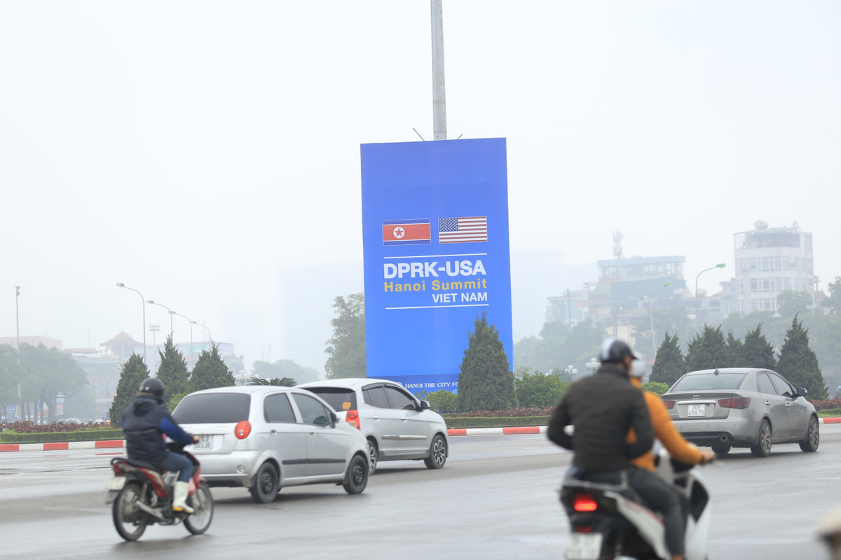 Những bảng hiệu lớn được đặt tại những ngã tư phố Lê Đức Thọ (Nam Từ Liêm, HN).