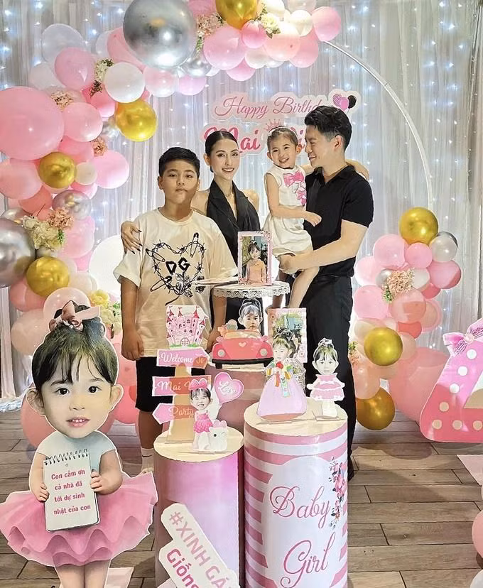 Mai Hồ sinh con gái hồi giữa tháng 9/2018. Con trai riêng của cô vẫn sống cùng mẹ và được nhận xét ngày càng khôi ngô, tuấn tú (Ảnh: Facebook nhân vật).