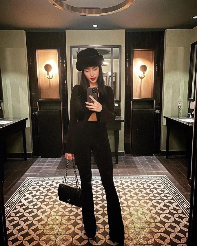 ai Hồ sở hữu phong cách thời trang đa dạng, cá tính, thường diện những thiết kế khoe trọn đường cong cơ thể. Cô còn nổi tiếng là mỹ nhân chăm chỉ diện đồ hiệu mỗi khi ra đường (Ảnh: Facebook nhân vật).