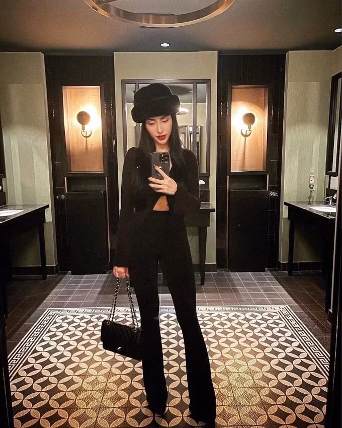 Mai Hồ sở hữu phong cách thời trang đa dạng, cá tính, thường diện những thiết kế khoe trọn đường cong cơ thể. Cô còn nổi tiếng là mỹ nhân chăm chỉ diện đồ hiệu mỗi khi ra đường (Ảnh: Facebook nhân vật).