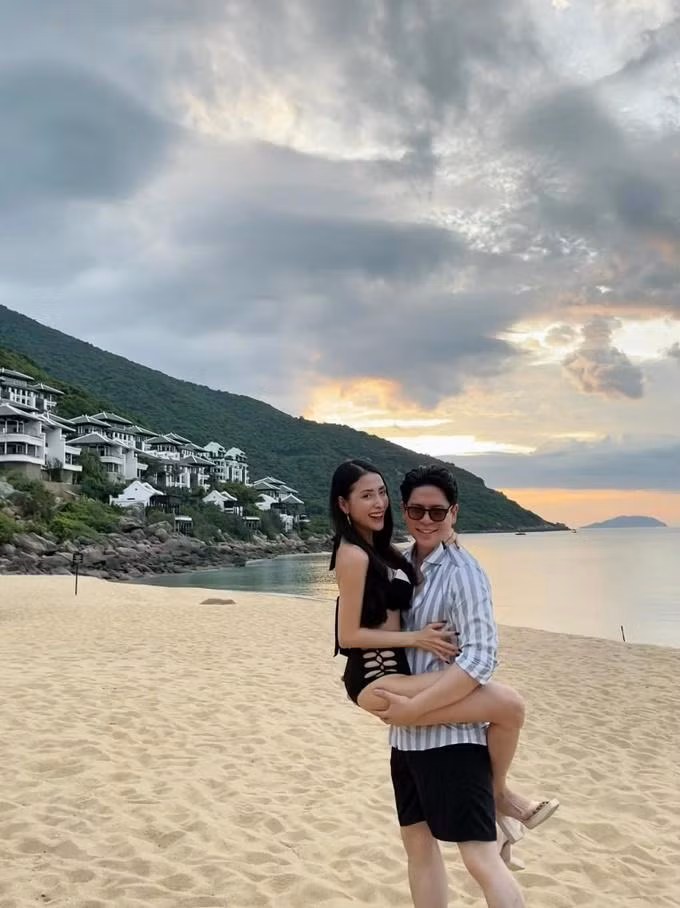 Người đẹp 8X thường xuyên cập nhật những hình ảnh hạnh phúc bên chồng khiến nhiều người ngưỡng mộ. Cặp đôi thường xuyên đi du lịch, nghỉ dưỡng cùng nhau (Ảnh: Facebook nhân vật).