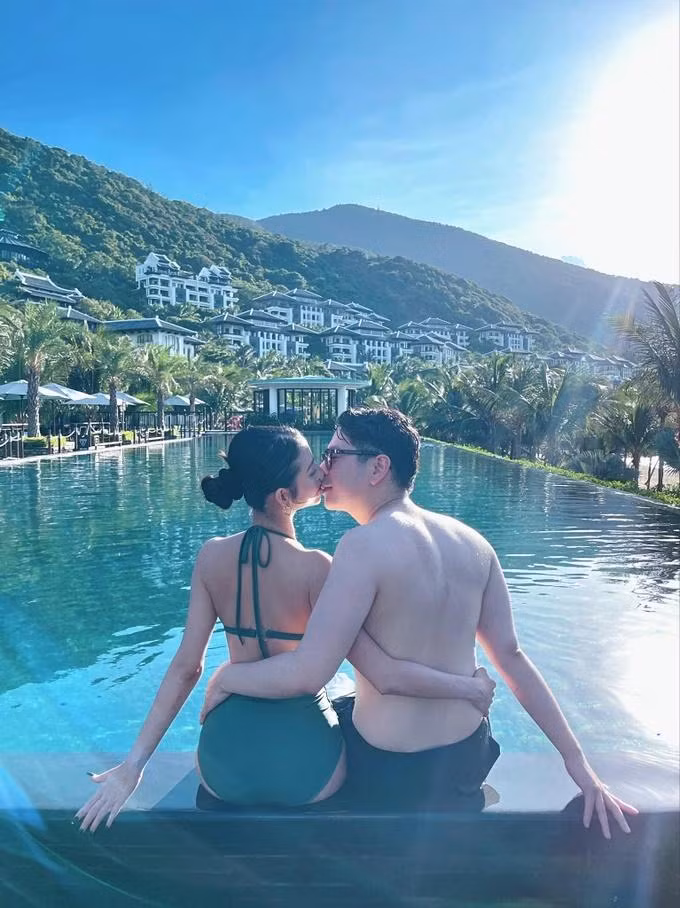 Trong chuyến du lịch tại Đà Nẵng, cặp đôi đăng tải khoảnh khắc "khóa mối" đầy lãng mạn (Ảnh: Facebook nhân vật).