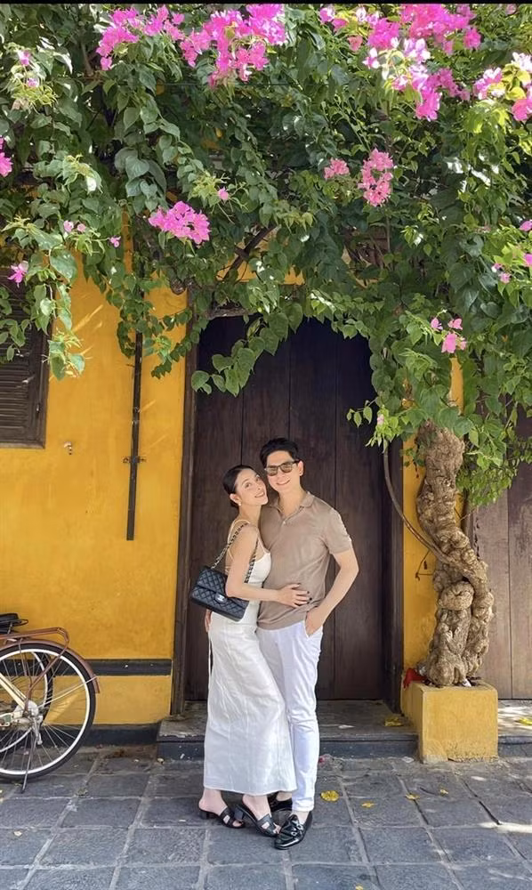 Mai Hồ còn có mối quan hệ thân thiết với gia đình chồng. Nữ diễn viên từng tiết lộ phía nhà chồng rất khuôn mẫu, nề nếp. Nữ diễn viên cảm nhận được sự ấm cúng, tình cảm mà các thành viên trong gia đình dành cho nhau (Ảnh: Facebook nhân vật).