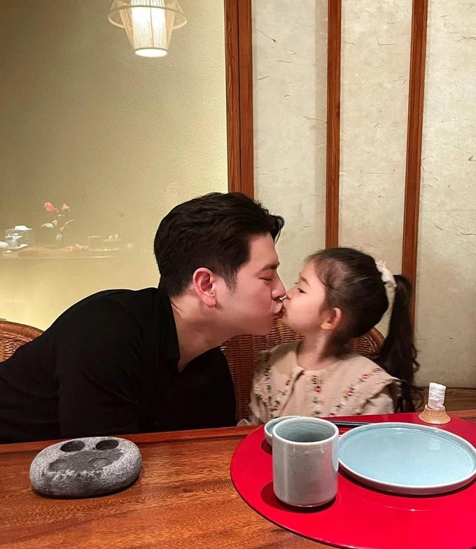 oanh nhân Nam Bùi hết mực cưng chiều con gái nhỏ. Ngược lại, "ái nữ" nhà Mai Hồ cũng cực kỳ thân thiết và quấn quýt bên bố khiến mẹ bị "ra rìa" (Ảnh: Facebook nhân vật).