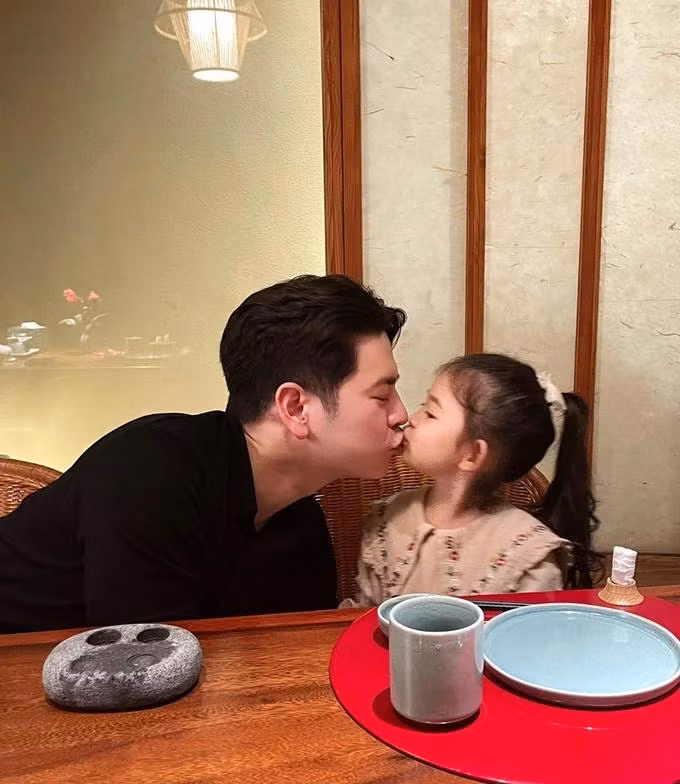 Doanh nhân Nam Bùi hết mực cưng chiều con gái nhỏ. Ngược lại, "ái nữ" nhà Mai Hồ cũng cực kỳ thân thiết và quấn quýt bên bố khiến mẹ bị "ra rìa" (Ảnh: Facebook nhân vật).