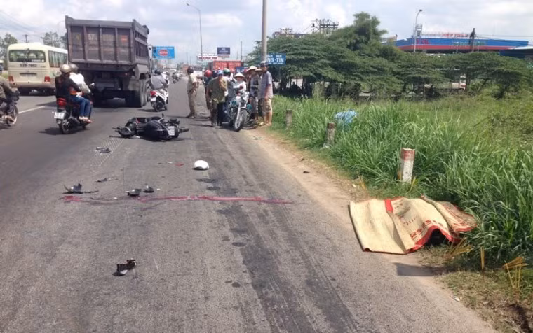 Mẹ ruột của em chết thảm dưới bánh xe tải trên xa lộ Hà Nội (đoạn qua tỉnh Bình Dương)