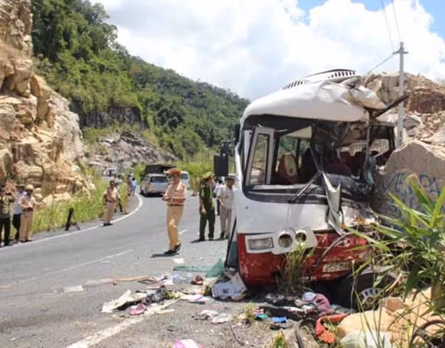 Lúc 9h45 ngày 7/6, xe khách BKS 43S-6320 chở đoàn giáo viên trường tiểu học Hòa Phước 2 (huyện Hòa Vang, TP. Đà Nẵng) đi nghỉ mát dịp hè đã đâm vào vách núi tại khu vực đèo Khánh Lê (huyện Khánh Vĩnh, tỉnh Khánh Hòa) làm 7 người thiệt mạng
