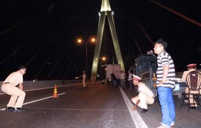 Tối ngày 23/3, chị Trương Thị Thu Hà (ngụ tỉnh Vĩnh Long) điều khiển xe máy chở 3 con nhỏ từ TP Cần Thơ về Vĩnh Long. Khi lên giữa cầu Cần Thơ thì đâm vào sau xe tải nặng đậu giữa cầu. Tai nạn làm chị Hà và 2 con chết tại chỗ. Cháu bé còn lại bị thương nặng.