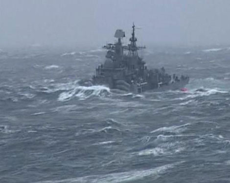 Tàu khu trục Project 956 của Hải quân Nga "ngụp lặn" trên biển trong điều kiện thời tiết rất xấu.