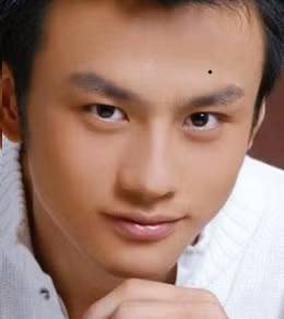 Nốt ruồi phú quý: Đây là nốt ruồi thể hiện chủ nhân xuất thân từ gia đình giàu có hoặc dễ dàng có được chức vị nhất định. Điều đó làm cơ sở cho việc tiến thân hoặc gây dựng kinh tế.