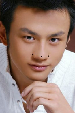 Nếu trên chóp mũi đột nhiên xuất hiện nốt ruồi là biểu hiện của sự phát tài. Nhưng nếu cánh mũi có nốt ruồi thì lại là biểu hiện của sự rò rỉ tài lộc (lậu tài), có tiền của nhưng không giữ được. Điều này thể hiện rõ nhất ở giai đoạn chủ nhân 44, 45 hoặc 49, 50 tuổi.