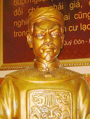 Tượng Chúa Tiên Nguyễn Hoàng.
