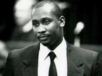 6. Troy Davis: Năm 2011 tại Mỹ đã xử tử hình bằng tiêm thuốc độc đối với Troy Davis, người bị buộc tội giết cảnh sát. Người bị kết án đã không thừa nhận phạm tội ngay cả ở những phút cuối đời. Ông hướng về phía thân nhân của viên cảnh sát bị giết, đảm bảo với họ rằng kẻ giết người không phải là ông, mà tất cả câu chuyện này là kết quả phán quyết sai lầm của tòa án. Các nhà điều tra cũng không có bằng chứng nào về dấu vân tay hay xét nghiệm AND cho thấy Davis đã giết nạn nhân. Cho nên, Troy Davis được xem là một trường hợp điển hình của người da đen bị án tử hình oan tại Mỹ và trở thành biểu tượng của cuộc đấu tranh chống án tử hình trên thế giới.