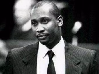 6. Troy Davis: Năm 2011 tại Mỹ đã xử tử hình bằng tiêm thuốc độc đối với Troy Davis, người bị buộc tội giết cảnh sát. Người bị kết án đã không thừa nhận phạm tội ngay cả ở những phút cuối đời. Ông hướng về phía thân nhân của viên cảnh sát bị giết, đảm bảo với họ rằng kẻ giết người không phải là ông, mà tất cả câu chuyện này là kết quả phán quyết sai lầm của tòa án. Các nhà điều tra cũng không có bằng chứng nào về dấu vân tay hay xét nghiệm AND cho thấy Davis đã giết nạn nhân. Cho nên, Troy Davis được xem là một trường hợp điển hình của người da đen bị án tử hình oan tại Mỹ và trở thành biểu tượng của cuộc đấu tranh chống án tử hình trên thế giới.