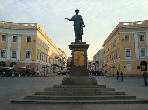 7. N. S. Baranov: Trong cuốn sách “Kẻ khủng bố đỏ” có nhắc đến trường hợp ở Odessa. Người ta đã bắn nhầm công tố viên N.S Baranov thay vì một sỹ quan cũng có tên như vậy.