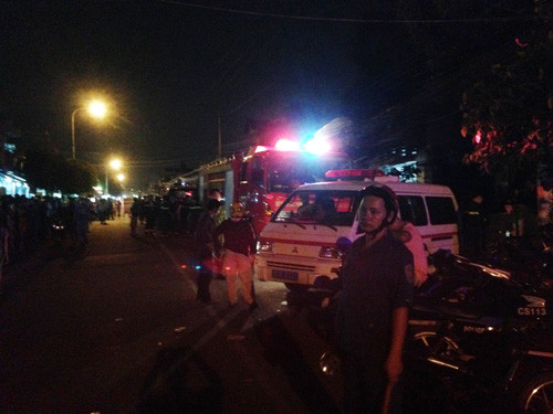 Xe cứu thương chờ đưa thi thể nạn nhân ra khỏi hiện trường