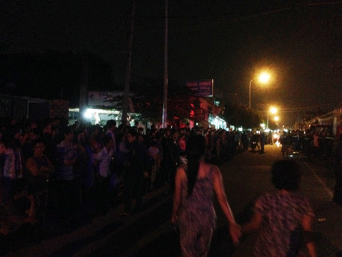 Hàng ngàn người dân hiếu kỳ...