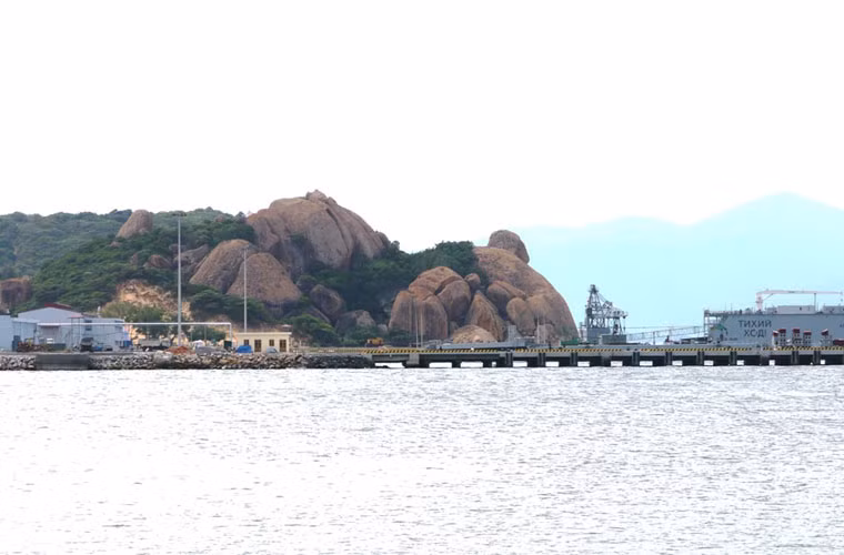 Khu vực cầu tàu neo đậu.