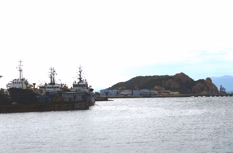 Gần đó là cầu tàu của đơn vị tàu vận tải của hải quân.