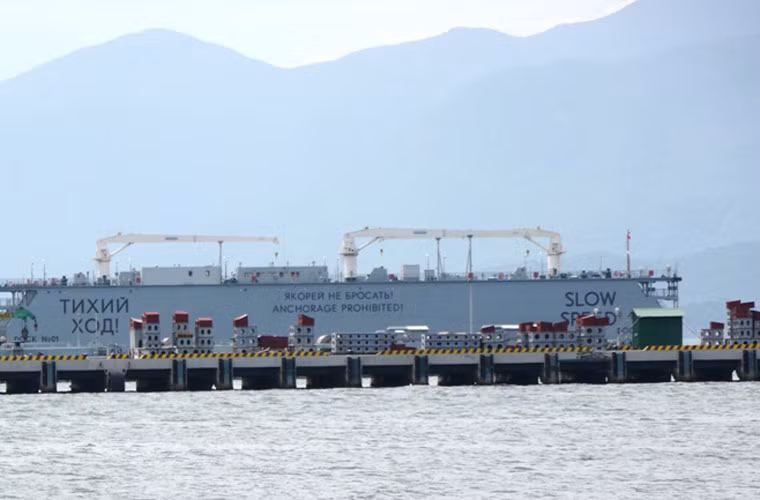 Cận cảnh cầu tàu neo đậu tàu ngầm Kilo của Hải quân Nhân dân Việt Nam. Gần cầu tàu là ụ nổi dùng để bảo dưỡng, sửa chữa tàu khi cần. Ụ nổi này được nhập khẩu trực tiếp từ Nga.