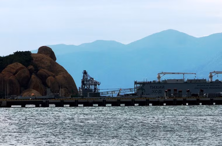 Sau khi tàu ngầm Kilo Hà Nội về tới Cam Ranh, lễ thượng cờ sẽ diễn ra ngay sau đó. Chiếc tàu ngầm thứ 2 mang tên HQ-183 TP HCM sẽ về Việt Nam trong vài tháng tới.