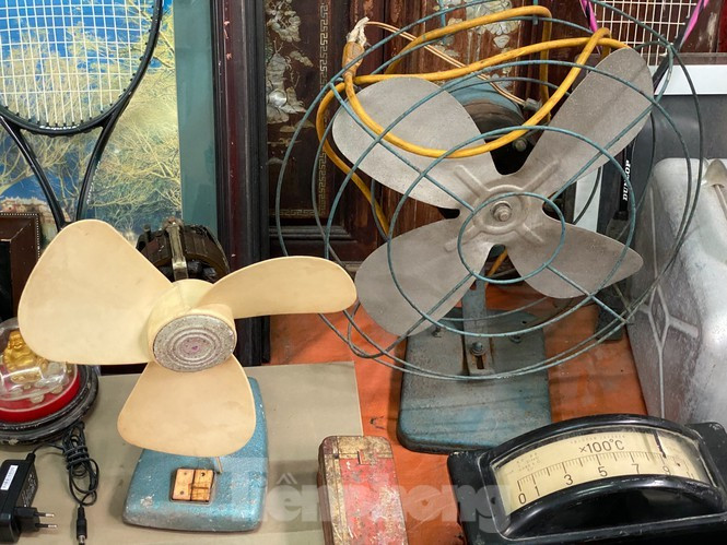Những cây quạt tai voi, quạt Mỹ, phích nước, điện thoại....từ thời xa xưa cũng rấ dễ dàng tìm thất ở đây, thoả mãn mọi niềm đam mê của các khách hàng yêu thích sưu tầm đồ cổ.