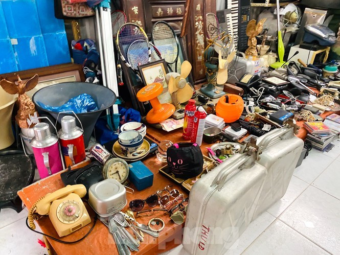 Những mặt hàng được bầy bán ở đây khá đa dạng....gần như mọi thứ đều có thể tìm thấy ở đây.