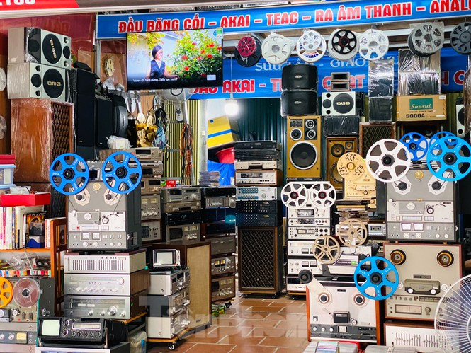 Gian hàng thiết bị nghe nhạc xưa cũ này là điểm đến ưu thích của những người đam mê đồ cổ.