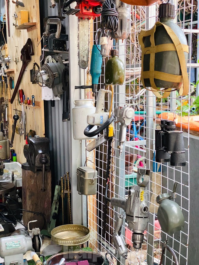 Khu chợ nằm giữa các dãy nhà mới xây, vuông vắn như bàn cờ. Phần lớn các cửa hàng chuyên thu gom và bán các đồ đạc, vật dụng cũ. Đến “phiên chợ” có thêm những người không có gian hàng, tìm được mảnh vỉa hè nào còn trống thì trải bạt, dựng quầy bán.