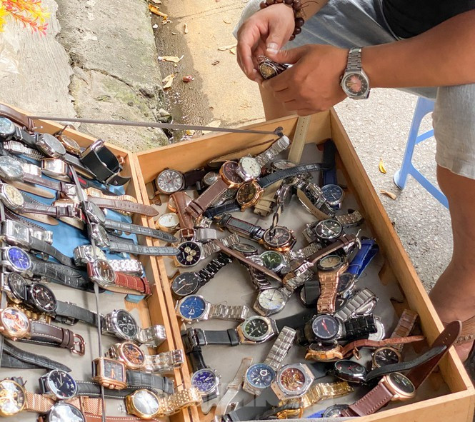 Những chiếc đồng hồ xuất xứ từ nhiều thời kỳ khác nhau đang được khách hàng lựa chọn tỉ mẩn.
