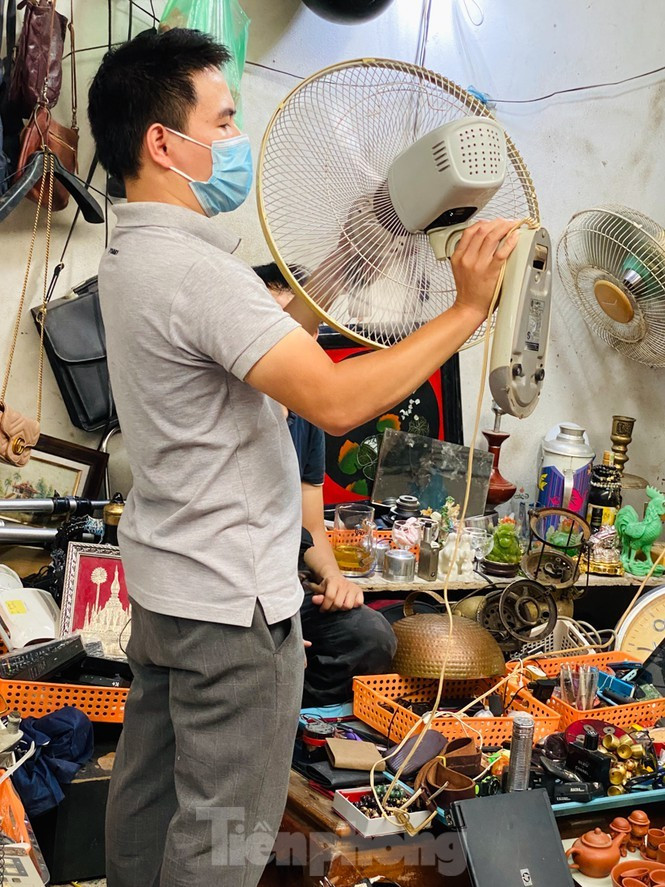 Cây quạt thương hiệu Panasonic của Nhật Bản này đang được anh Minh tin tưởng xem xét kỹ càng để lựa chọn mua về, theo anh chia sẻ: 'những đồ gia dụng của Nhật bãi này thường có độ bền cao, chất lượng rất tốt nếu mình chịu khó tìm kiếm'.