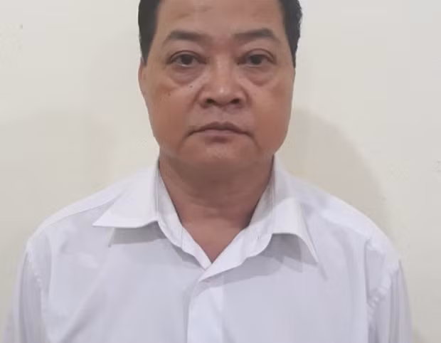 Pho hieu truong to chuc tiec ma tuy tai phong lam viec tung duoc xem xet lam hieu truong