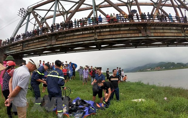 Nhay xuong song cuu nguoi, tai xe xe tai va nan nhan cung bi duoi nuoc