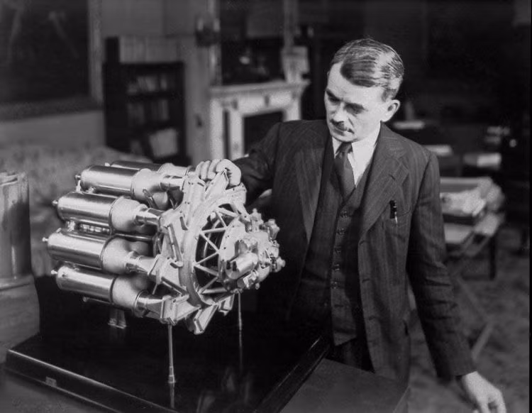 Trước khi tham gia vào hoạt động thiết kế động cơ máy bay, Frank Whittle từng là một phi công gan dạ phục vụ Không lực Hoàng gia Anh. Năm 1928, ông đã nêu ra ý tưởng về một loại động cơ phản lực mới.
