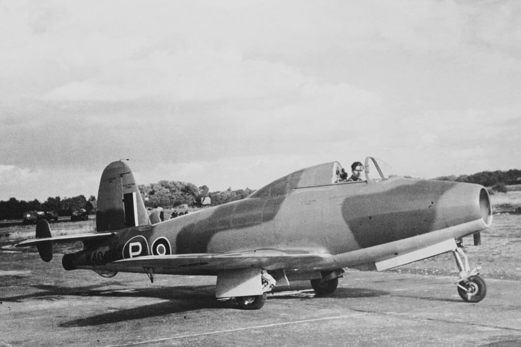 Sau gần 2 năm phát triển, vào ngày 15/5/1941, chiếc Gloster-Whittle E 28/39 được đẩy bởi động cơ phản lực của Power Jets đã cất cánh. Nó đạt tốc độ tối đa 595km/giờ, nhanh hơn mọi loại máy bay cánh quạt thời đó.