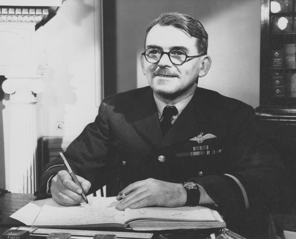 Khi còn ở phi đội chiến đấu, trong thời gian rảnh rỗi, Whittle đã tìm ra những yếu tố cần thiết của động cơ phản lực hiện đại.