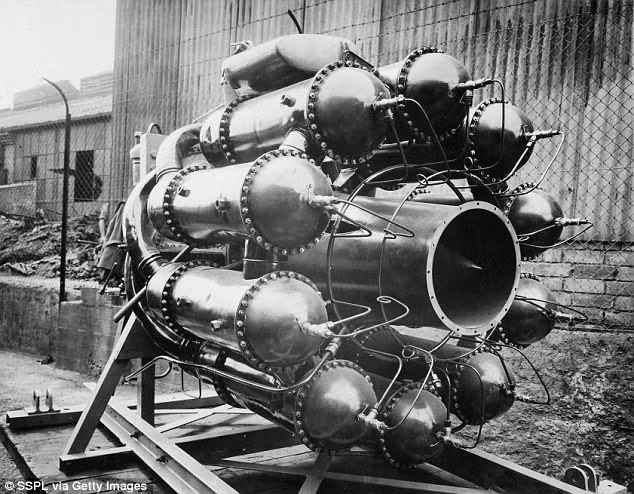 Năm 1930, Whittle nhận được bằng sáng chế cho ý tưởng động cơ phản lực, và năm 1936 ông thành lập công ty Power Jets Ltd. Dù vậy, do kinh phí hạn chế, các thử nghiệm của ông vào năm 1937 đã thất bại.