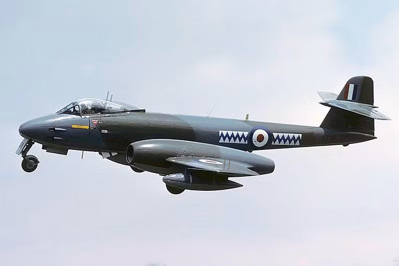 Dựa trên động cơ do Whittle phát triển, nước Anh đã sản xuất hàng loạt máy bay phản lực Gloster Meteor để chống lại máy bay phản lực Messerschmitt Me 262 của Đức trên bầu trời châu Âu. Những chiếc Gloster Meteor đầu tiên tham chiến vào tháng 7/1944.