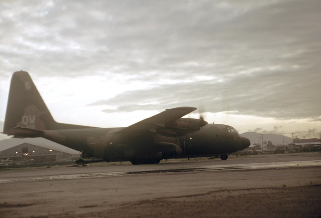 Một chiếc C-130 ở căn cứ không quân Đức Phổ, Quảng Ngãi năm 1967-1968. Ảnh: Carl Bjelland.