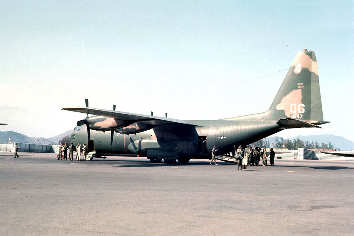 Máy bay vận tải C-130 của Mỹ ở sân bay Nha Trang năm 1968. Ảnh: Clare Love.